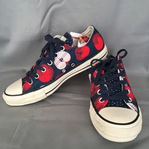 Apple Low Top Women’s 8 Converse